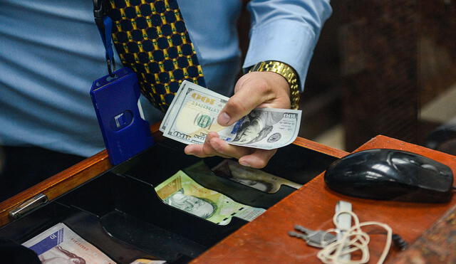 Desde hace años se usan los dólares en Venezuela, a pesar de los constantes cambios a la denominación de los bolívares. Foto: AFP