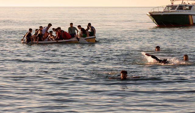 Gran cantidad de migrantes, muchos jóvenes, intentan cruzar a España incluso a bordo de barcas. Foto: EFE