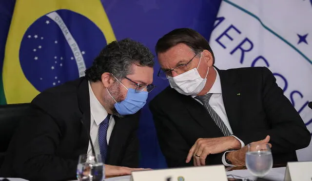 Ernesto Araújo (i) fue el encargado del Ministerio de Relaciones de Exteriores de Brasil hasta que renunció a finales del último marzo. Foto: AFP/referencial