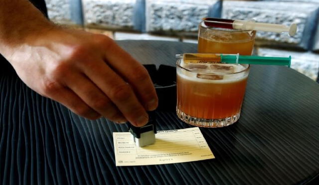 “El alcohol base en cada cóctel es del país en que la vacuna se produce”, explicó Tomislav Perko, dueño del bar en Croacia. Foto: EFE