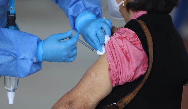 Adultos mayores fueron vacunados en sus respectivos centros de vacunación. Foto: Clinton Medina / La República