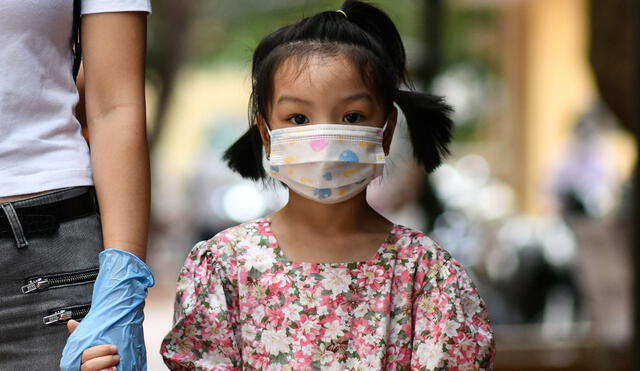 Según los CDC, los niños que tienen COVID-19 y son asintomáticos también pueden propagar el virus a otras personas. Foto: AFP