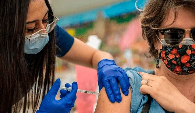 El gobernador de Nueva York subrayó que el número de personas que se están vacunando ha descendido un 43%. Foto: AFP