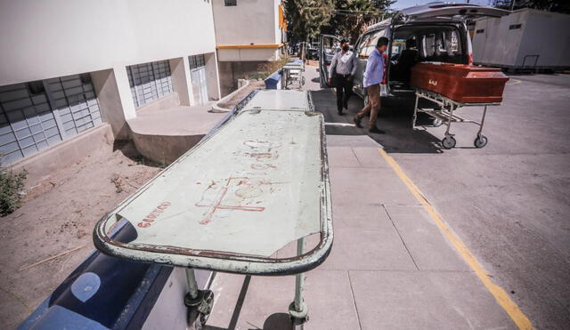 Pese a esfuerzos de médicos, los decesos van en aumento en la región Arequipa. Foto: Oswald Charca / La República