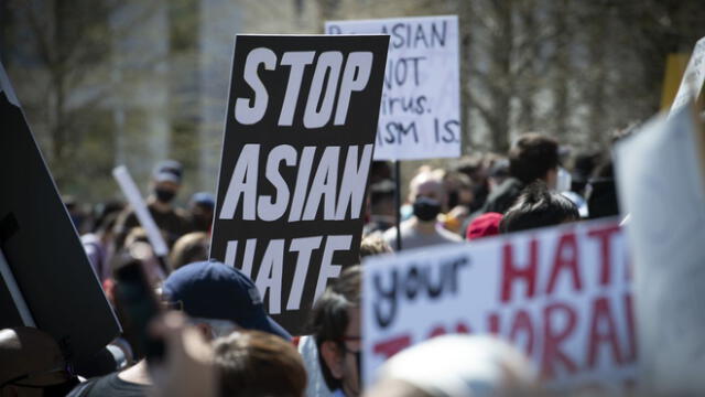 A principios de marzo, asiáticos se manifestaron en Atlanta por las muertes de seis mujeres de su comunidad. Foto: Robin Rayne