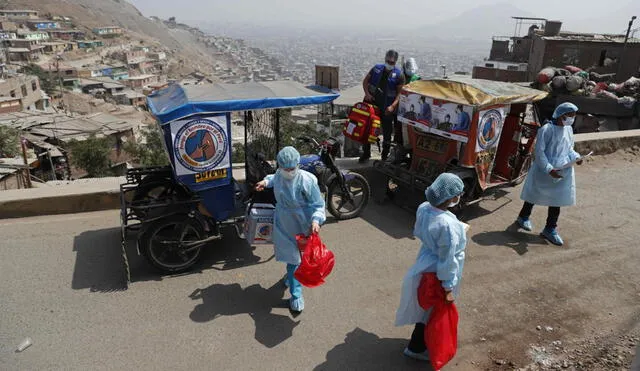Mototaxis llevan a personal de salud a zonas más inaccesibles de Lima en busca de adultos mayores para vacunarlos. Foto: EFE