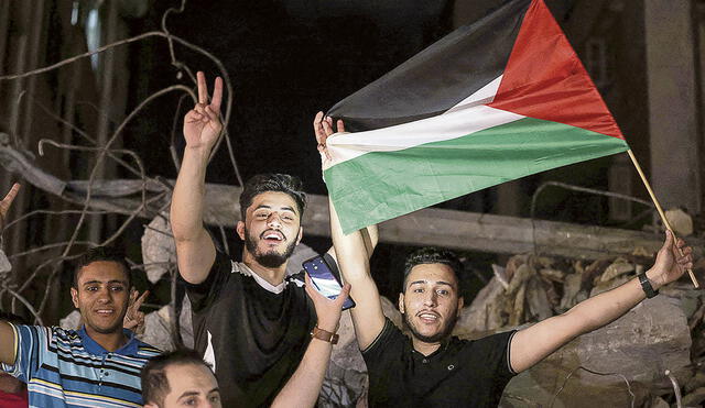 Alegría. Gente ondea bandera de Palestina para celebrar importante acuerdo. Foto: AFP
