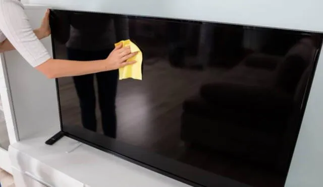 Limpiar una pantalla puede traer riesgos si no conoces las precauciones que hay que tomar. Conoce cómo limpiar el panel de tu TV, computadora o laptop con esta simple guía. Foto: Tecnología en casa