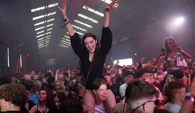 Miles de personas asistieron a un evento de estilo rave en Liverpool como parte de las pruebas. Foto: SkyNews