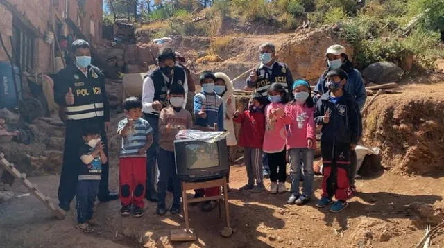 En adelante, menores podrán estudiar con ayuda del televisor entregado  por agentes. Foto: PNP