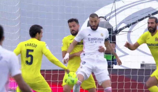 Benzema luchó entre los zagueros y observó la mano de Dani Parejo. El árbitro ignoró su reclamo y el de sus compañeros. Foto: difusión