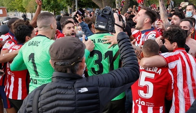 Hinchas de Atlético Madrid llenaron las afueras del José Zorrilla. Foto: EFE