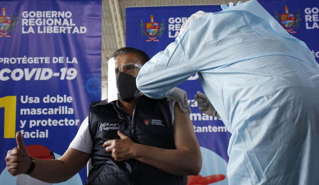 Autoridad regional dijo que la población vacunada igual debe seguir cuidándose. Foto: Arturo Gutarra