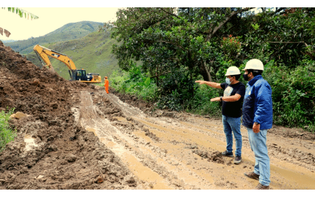 Mesías Guevara señaló que se cumple con las disposiciones del Ministerio de Transportes en los trabajos. Foto: Gobierno Regional de Cajamarca