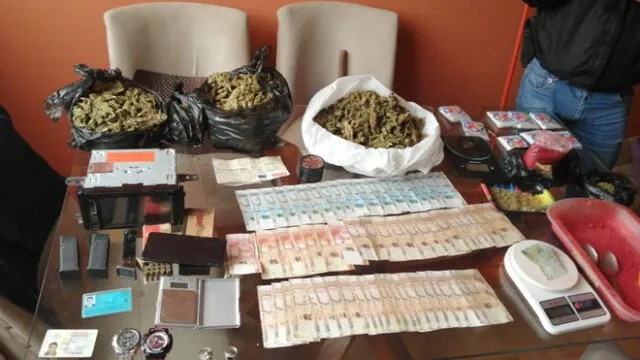 La PNP decomisó decomisó 3 kilogramos de marihuana, 655 gramos de PBC, 114 gramos de clorhidrato de cocaína, tres cacerías y 15 municiones. Foto: Deysi Portuguez/ URPI-LR