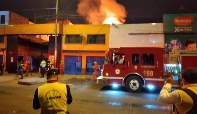 Según información de los bomberos, el siniestro habría iniciado por un cortocircuito. Foto: Raúl Egúsquiza / URPI-LR