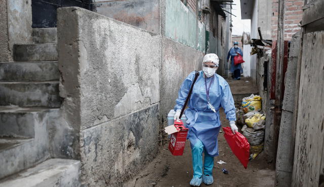 Las médicas y enfermeras trasladan las vacunas en un cooler y llevan bolsas para los deshechos médicos. Foto: Antonio Melgarejo.