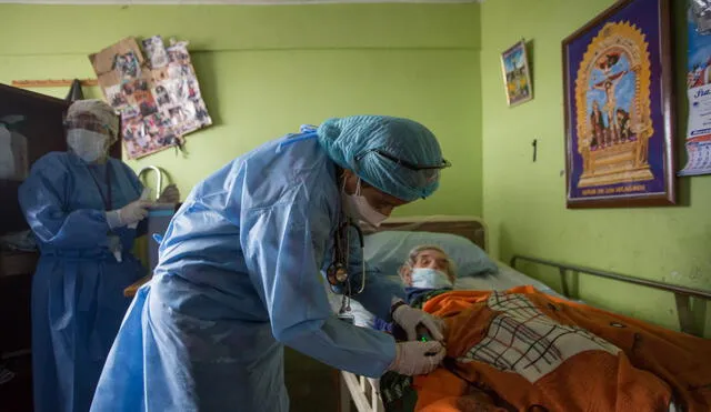 La doctora Yuri García mide la saturación de don Domingo Méndez (85), vecino del AAHH 7 de Octubre. Foto: Antonio Melgarejo.