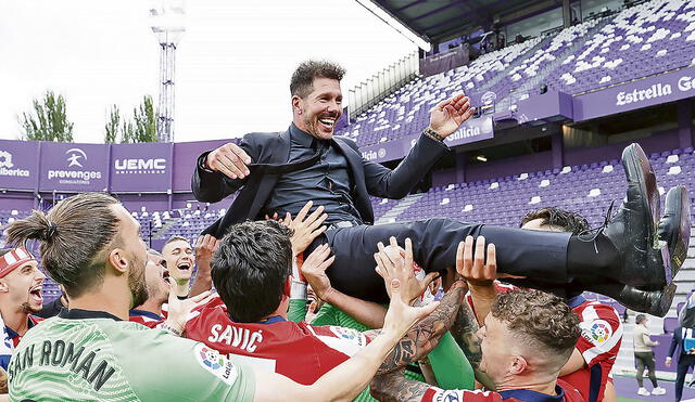 A festejar. Diego Simeone es cargado por sus jugadores en plena celebración por la obtención del título de LaLiga. Foto: difusión