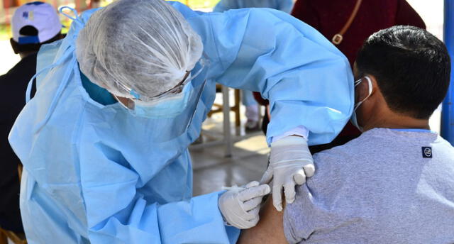 Brigadas de salud se encargaron de vacunar a los adultos mayores. Foto: DIresa Tacna.