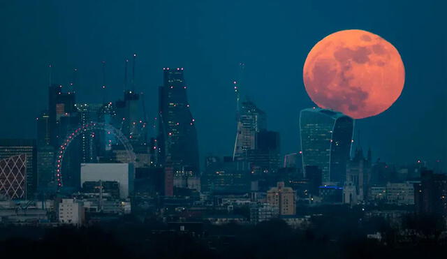 Una superluna de sangre sobre los edificios de Londres. Foto: London News Pictures
