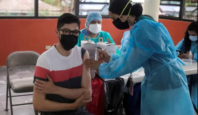 Periodista hondureño recibe la vacuna Sputnik V contra la COVID-19. Foto: EFE