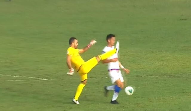 Pese a encontrarse cerca, el árbitro no advirtió la falta de José Carvallo. Foto: captura de video/Gol Perú