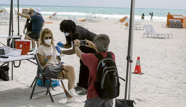 Lugares. Vacunatorios se levantaron hasta en la playa. Foto: AFP