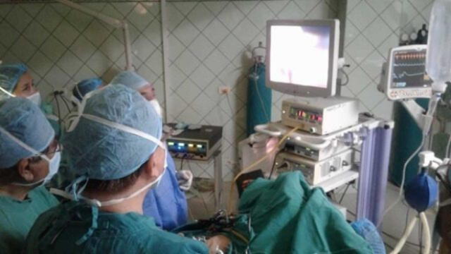 Aerosoles de pacientes COVID-19 en una operación quirúrgica podrían contagiar a médicos. Foto: difusión