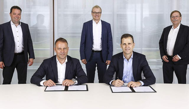 Flick firmó este martes el contrato que lo une a 'Die Manschaft' por tres años. Foto: DFB