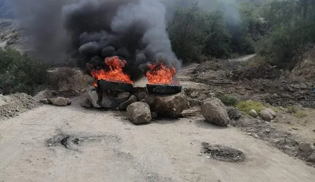 Los ingresos a esta localidad se encuentran bloqueados desde el lunes con piedras y llantas quemadas. Foto: radio Minería