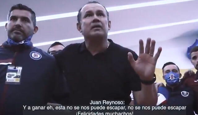 Juan Reynoso alentó a sus dirigidos tras la victoria ante Pachuca. Foto: Cruz Azul