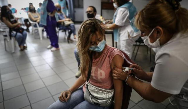 Las inmunizaciones avanzan en Argentina. Foto: EFE
