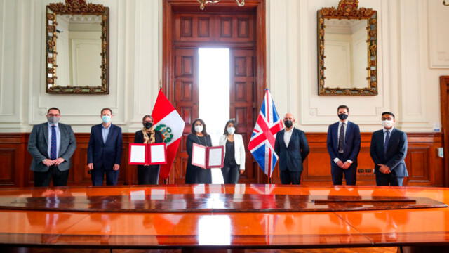 Representantes de ARCC y Reino Unido firmaron contratos para reconstrucción hospitales y colegios. Foto: ARCC.