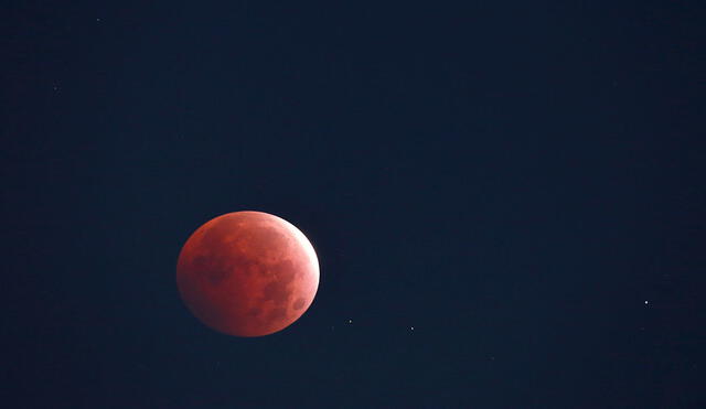 La superluna roja observada desde la ciudad de Guadalajara, (México), antes del eclipse lunar que ocurrió al amanecer de este miércoles. Foto: EFE