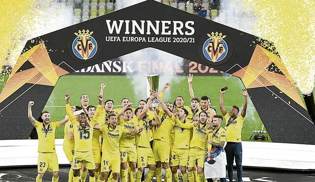 El festejo del ‘Submarino Amarillo’, que no perdió ni un partido y logra levantar la copa de la Europa League. Foto: EFE