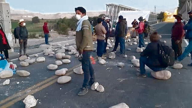 Bloqueo. Pobladores ayer colocaron piedras para impedir el paso vehicular.