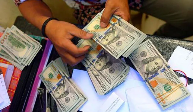 El dólar oficial del BCV es consultado por gran cantidad de comerciantes y compradores en Venezuela. Foto: AFP