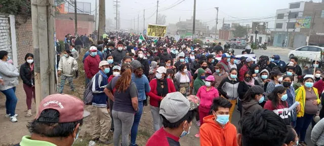 Familias se dirigieron al frontis de la Municipalidad de Ate Vitarte para solicitar el apoyo del alcalde. Foto: Raúl Egusquiza/URPI-GLR