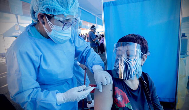 Campaña de vacunación para mayores de 50 años iniciará en tres semanas. Foto: Oswald Charca/ La República