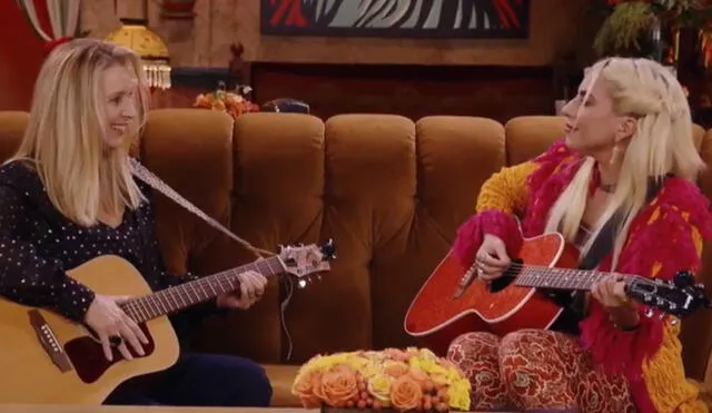 Lisa Kudrow y Lady Gaga cantando "Smelly cat" en Friends: la reunión. Foto: HBO Max