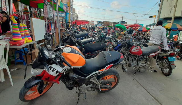 Gran número de motocicletas ocupan la calle Juan Cuglievan. Foto: La República