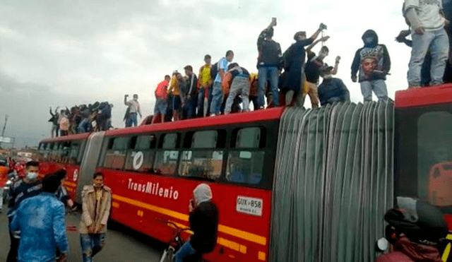 Los manifestantes se pararon en el techo del bus y cantaron arengas mientras saltaban tomándose fotos. Foto: El Espectador