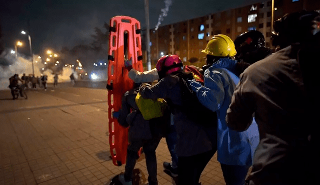 “Hemos usado la camilla como escudo”, relata un enfermero de 24 años que lleva dos semanas atendiendo a los caídos en las barricadas de Bogotá. Foto: AFP