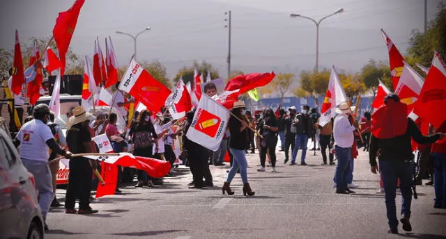 Simpatizantes se encuentran en los exteriores del aeropuerto esperando la llegada de Castillo a Arequipa. Foto: Oswald Charca / La República