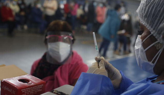 El Gobierno de transición adecuó una nueva modalidad de vacunación territorial y universal. Foto: Carlos Félix / La República