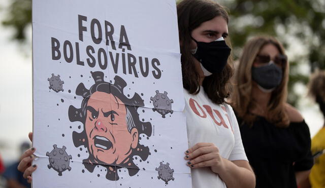 Un opositor al presidente de Brasil, Jair Bolsonaro, participa en una protesta contra su Gobierno en una calle de Brasilia (Brasil). Foto: EFE