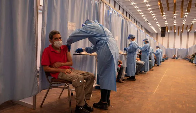Una enfermera aplica una dosis de la vacuna rusa Sputnik V a un adulto mayor en el Hotel Alba de Caracas Foto: EFE