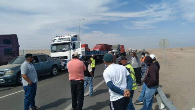 Enfrentamientos se registran entre conductores peruanos y chilenos en la frontera. Foto: La República