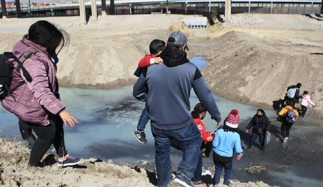 En redes sociales  han circulado videos e impactantes fotografías de grupos de personas que cruzan caminando el río Bravo. Foto: EFE